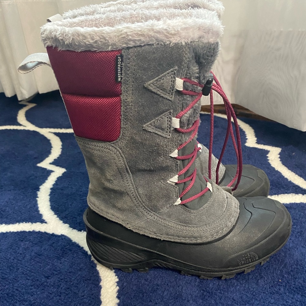 The NorthFace girl boots.